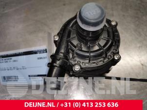 Gebruikte Extra waterpomp Volvo XC40 (XZ) 1.5 T3 Plug-in Hybrid 12V Prijs € 125,00 Margeregeling aangeboden door van Deijne Onderdelen Uden B.V.