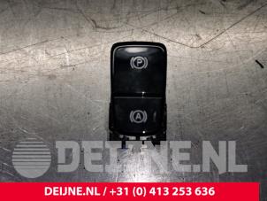 Gebruikte Schakelaar handrem Volvo XC40 (XZ) 1.5 T3 Twin Engine 12V Prijs € 45,00 Margeregeling aangeboden door van Deijne Onderdelen Uden B.V.