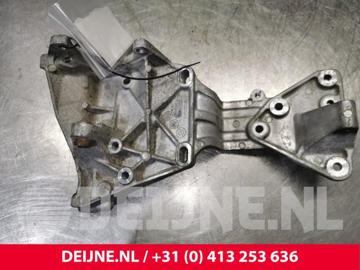 Gebruikte Dynamosteun onder Volvo XC60 I (DZ) 2.4 D3 20V Prijs € 35,00 Margeregeling aangeboden door van Deijne Onderdelen Uden B.V.