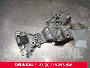 Volvo XC60 Alternator lower bracket O157135 photo 2