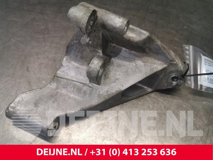 Gebruikte Motorrubber Volkswagen Crafter 2.5 TDI 30/35/50 Prijs € 30,25 Inclusief btw aangeboden door van Deijne Onderdelen Uden B.V.