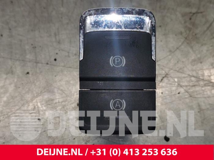 Gebruikte Schakelaar handrem Seat Leon SC (5FC) 2.0 TDI FR 16V Prijs € 14,00 Margeregeling aangeboden door van Deijne Onderdelen Uden B.V.