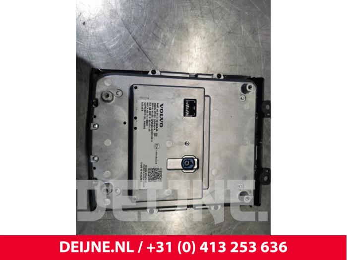 Display Multi Media regelunit van een Volvo XC60 II (UZ) 2.0 T8 16V Hybrid AWD 2018