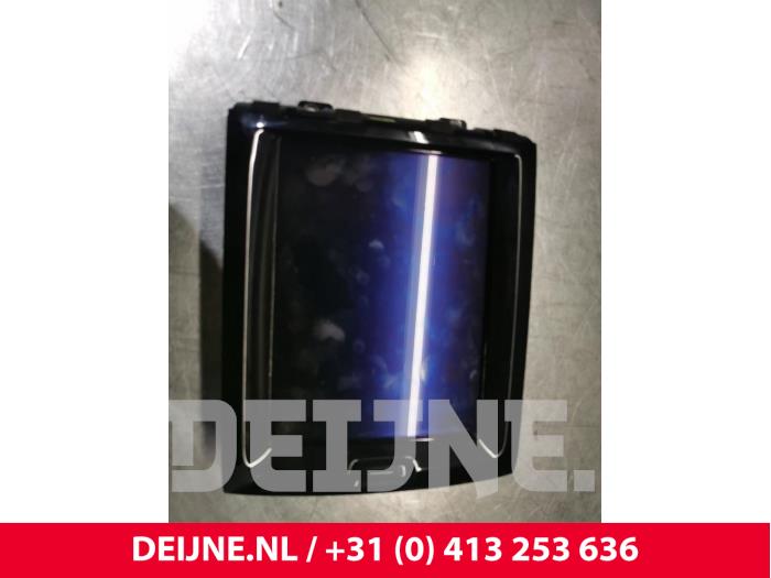 Display Multi Media regelunit van een Volvo XC60 II (UZ) 2.0 T8 16V Hybrid AWD 2018