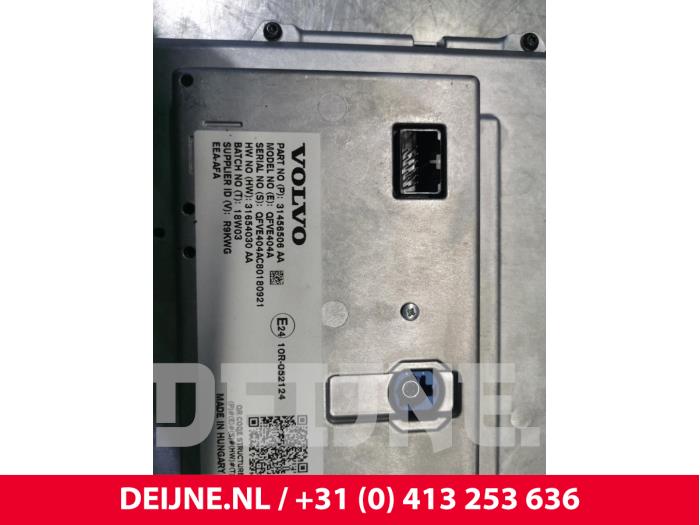 Display Multi Media regelunit van een Volvo XC60 II (UZ) 2.0 T8 16V Hybrid AWD 2018