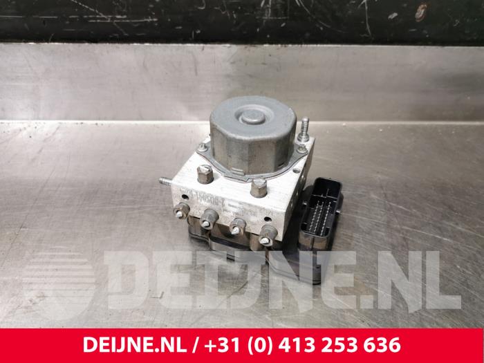 Renault Captur ABS Pomp O158709
