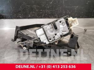 Gebruikte Deurslot Mechaniek 4Deurs links-voor Volvo V40 (MV) Prijs op aanvraag aangeboden door van Deijne Onderdelen Uden B.V.