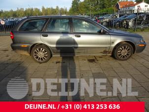 Gebruikte Deur 4Deurs rechts-voor Volvo V40 (VW) 1.8 16V Prijs op aanvraag aangeboden door van Deijne Onderdelen Uden B.V.