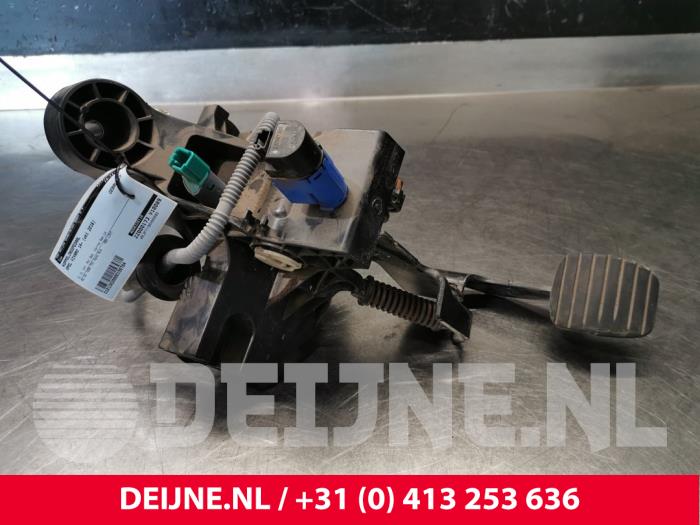 Opel Vivaro Kupplungspedal O159784