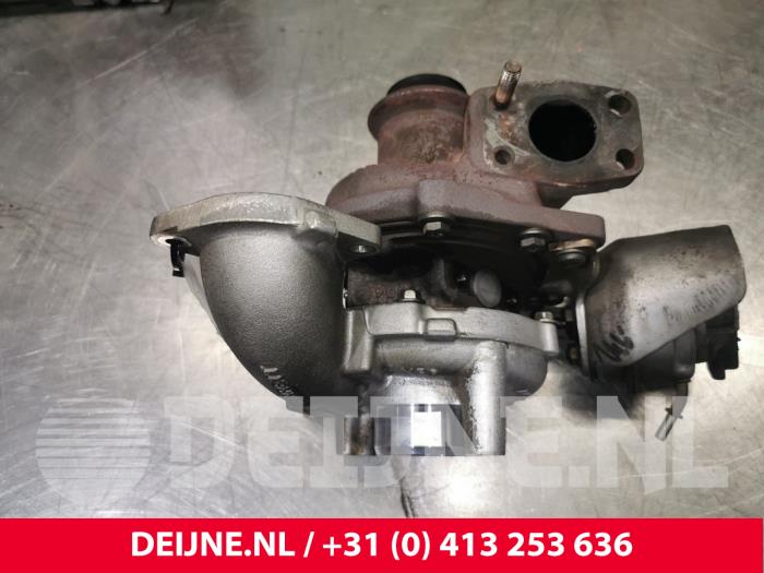 Turbo van een Ford Transit Connect (PJ2) 1.6 TDCi 16V 75 2015