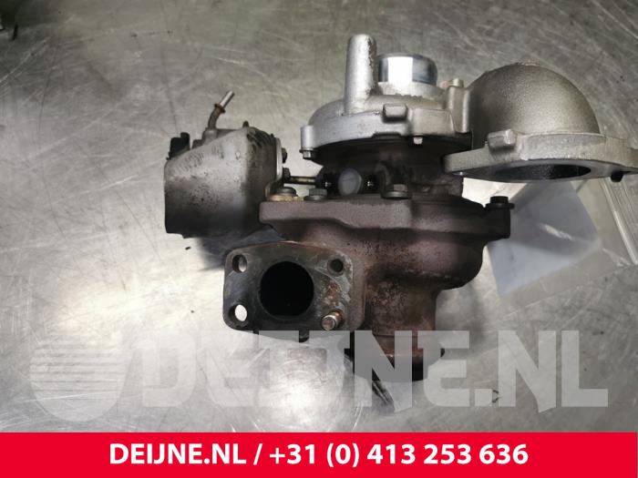Turbo van een Ford Transit Connect (PJ2) 1.6 TDCi 16V 75 2015