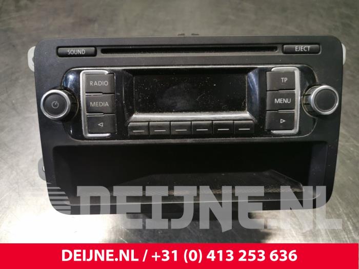 Radio van een Volkswagen Multivan T5 (7E/7HC/7HF/7HM) 2.0 TDI DRF 2014