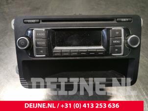 Gebruikte Radio Volkswagen Multivan T5 (7E/7HC/7HF/7HM) 2.0 TDI DRF Prijs € 121,00 Inclusief btw aangeboden door van Deijne Onderdelen Uden B.V.