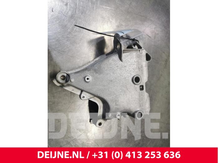 Gebruikte Motorsteun Volkswagen Golf VIII (CD1) 1.5 eTSI 16V Prijs € 25,00 Margeregeling aangeboden door van Deijne Onderdelen Uden B.V.