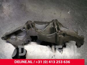 Nissan Primastar Alternator upper bracket O162330 photo 2