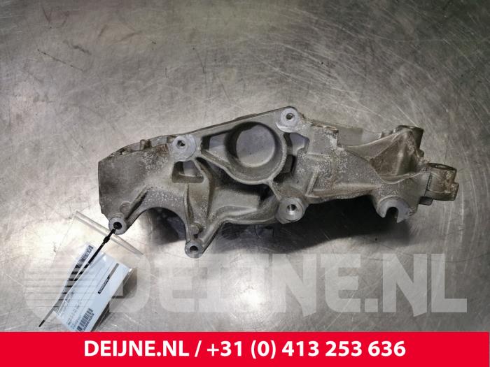 Opel Vivaro Alternator upper bracket O162636