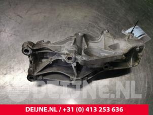Opel Vivaro Alternator upper bracket O162636 photo 2