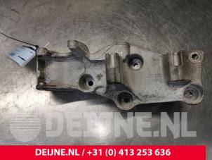 Opel Vivaro Alternator upper bracket O162636 photo 4