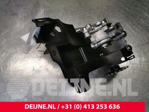 Opel Vivaro Oliepomp O162637 foto 2