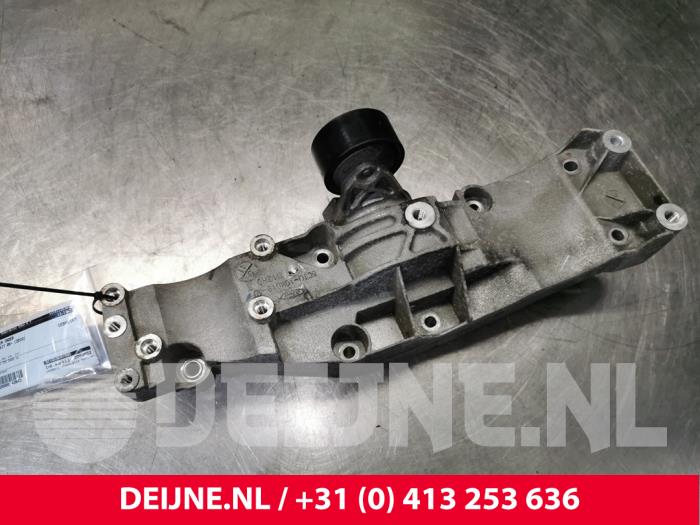 Gebruikte Dynamosteun onder Ford Transit Prijs € 54,45 Inclusief btw aangeboden door van Deijne Onderdelen Uden B.V.