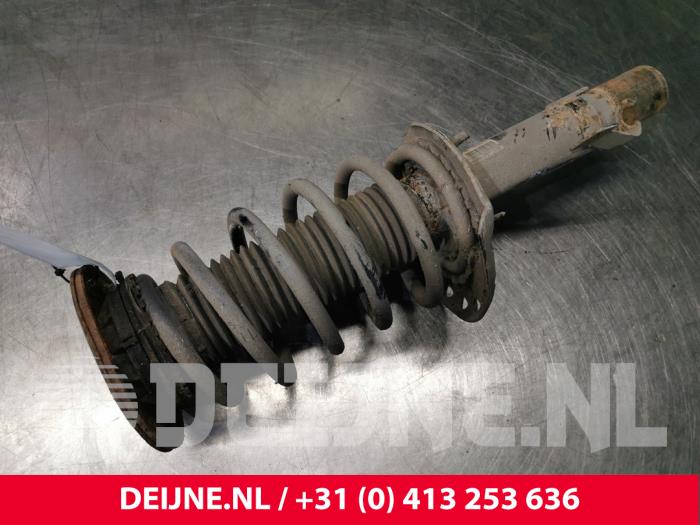 Volvo V70 Stoßdämpferstrebe rechts vorne O163348