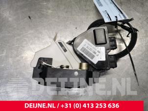 Gebruikte Deurslot Mechaniek 4Deurs rechts-achter Volvo V70 (GW/LW/LZ) Prijs op aanvraag aangeboden door van Deijne Onderdelen Uden B.V.
