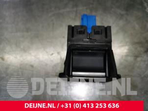Opel Combo Handrem schakelaar O165769 foto 2