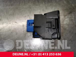 Opel Combo Handrem schakelaar O165769 foto 3