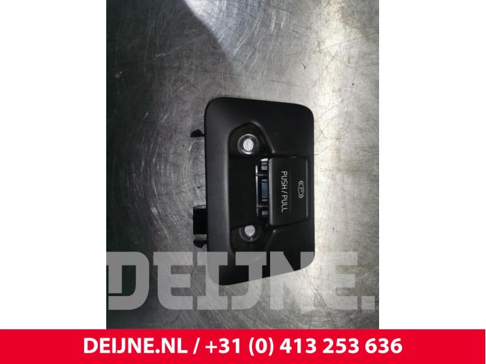 Gebruikte Handrem schakelaar Volvo V70 (BW) 1.6 DRIVe 16V Prijs € 20,00 Margeregeling aangeboden door van Deijne Onderdelen Uden B.V.