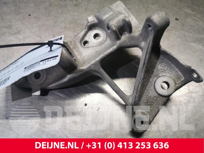 Gebruikte Dynamosteun boven Volvo V70 (BW) 1.6 DRIVe,D2 Prijs € 20,00 Margeregeling aangeboden door van Deijne Onderdelen Uden B.V.