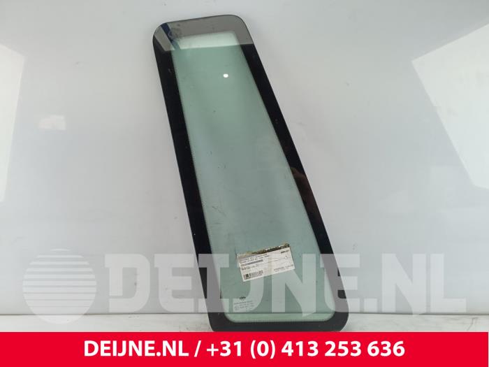 Nissan Atleon Quarter light, front right O167393