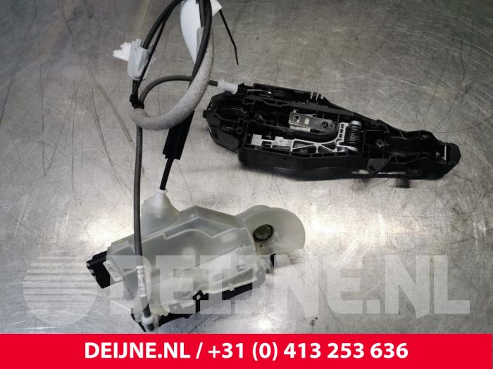 Toyota Pro-Ace Deurslot Mechaniek 2Deurs links O171130