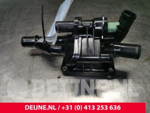 Gebruikte Thermostaathuis Volvo V40 (MV) 1.6 D2 Prijs € 50,00 Margeregeling aangeboden door van Deijne Onderdelen Uden B.V.