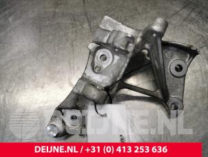 Gebruikte Dynamosteun boven Volvo V40 (MV) 2.0 D3 16V Prijs € 24,20 Inclusief btw aangeboden door van Deijne Onderdelen Uden B.V.