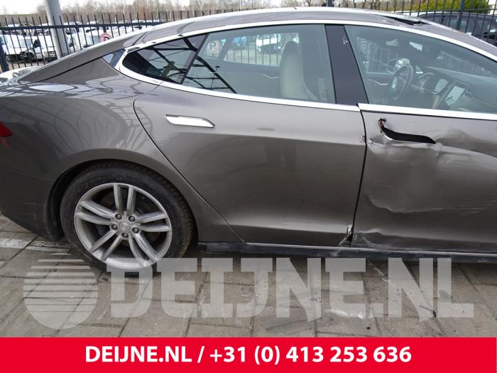 Tesla Model S Portierruit 4Deurs rechts-achter O171621