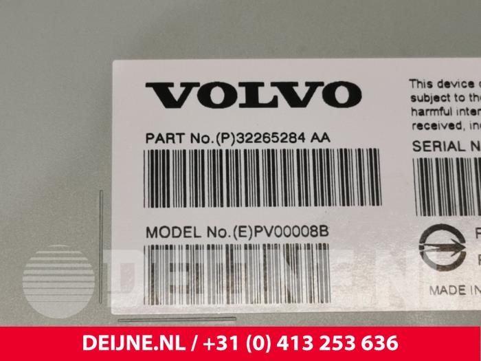 Radio versterker van een Volvo XC60 II (UZ) 2.0 B5 Mild Hybrid Geartronic 16V AWD 2020