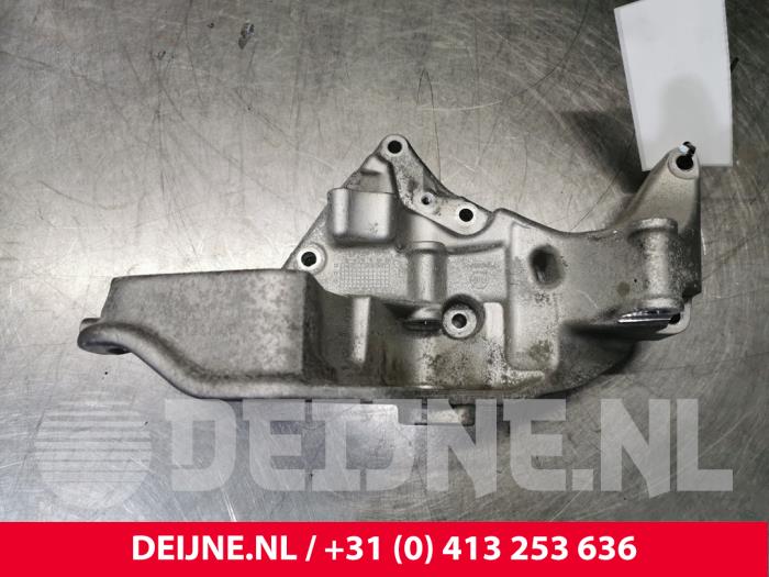 Gebruikte Dynamosteun onder Volvo V40 (MV) 2.0 D2 16V Prijs € 50,00 Margeregeling aangeboden door van Deijne Onderdelen Uden B.V.