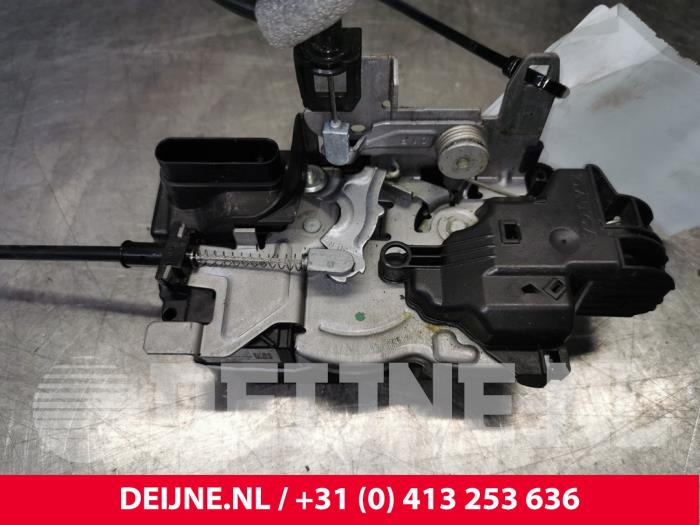 Volvo XC90 Front door lock mechanism 4-door, right O172004