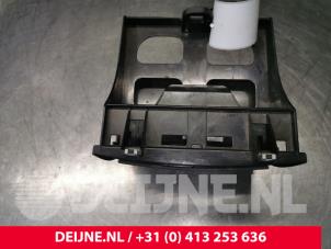 Gebruikte Bekerhouder Mercedes Sprinter 3,5t (906.73) Prijs € 42,35 Inclusief btw aangeboden door van Deijne Onderdelen Uden B.V.