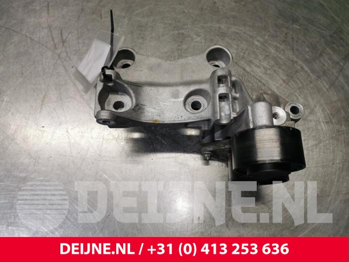 Gebruikte Dynamosteun boven Mercedes Vito (447.6) 1.6 111 CDI 16V Prijs € 48,40 Inclusief btw aangeboden door van Deijne Onderdelen Uden B.V.