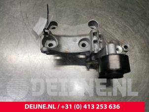 Gebruikte Dynamosteun boven Mercedes Vito (447.6) 1.6 111 CDI 16V Prijs € 48,40 Inclusief btw aangeboden door van Deijne Onderdelen Uden B.V.