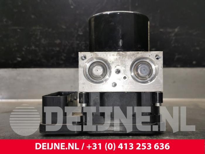 Gebruikte ABS Pomp Volvo V40 (MV) 1.6 D2 Prijs € 75,00 Margeregeling aangeboden door van Deijne Onderdelen Uden B.V.