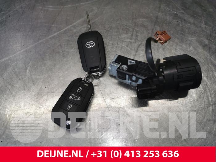 Toyota Pro-Ace City Ignition lock + key O173617