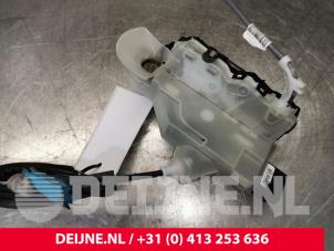 Toyota Pro-Ace City Türschlossmechanik 2-türig links O173827 foto 2