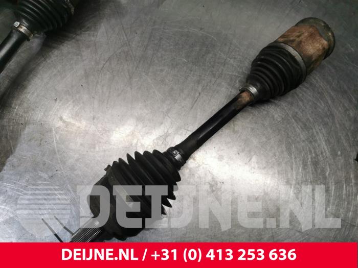 Gebruikte Aandrijfas links-voor Volkswagen Multivan T5 (7E/7HC/7HF/7HM) 2.5 TDi Prijs € 121,00 Inclusief btw aangeboden door van Deijne Onderdelen Uden B.V.