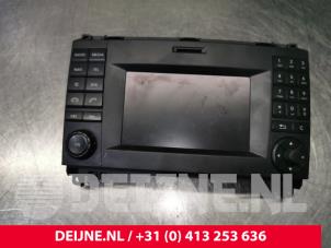 Gebruikte Display Multi Media regelunit Mercedes Sprinter 3,5t (906.63) 319 CDI,BlueTEC V6 24V Prijs € 302,50 Inclusief btw aangeboden door van Deijne Onderdelen Uden B.V.