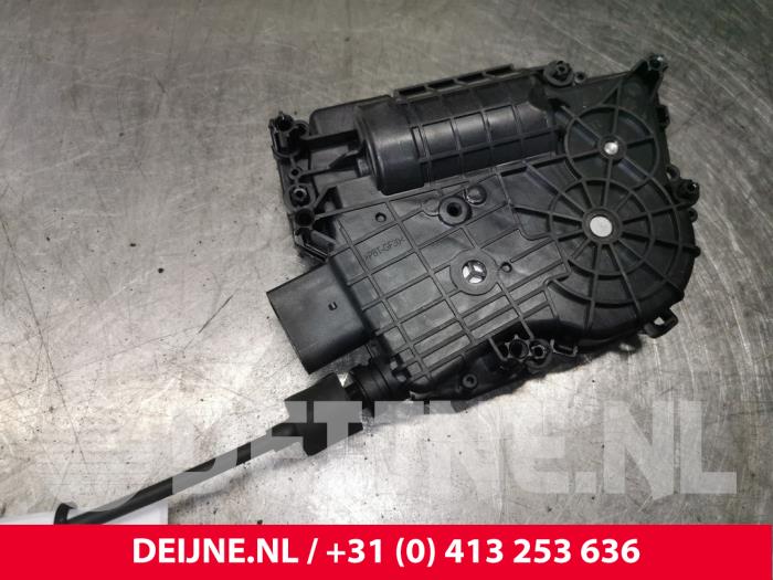 Centrale deurvergrendelingsmotor van een Mercedes-Benz Sprinter 3,5t (906.63) 319 CDI,BlueTEC V6 24V 2016