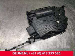 Gebruikte Centrale deurvergrendelingsmotor Mercedes Sprinter 3,5t (906.63) 319 CDI,BlueTEC V6 24V Prijs € 145,20 Inclusief btw aangeboden door van Deijne Onderdelen Uden B.V.