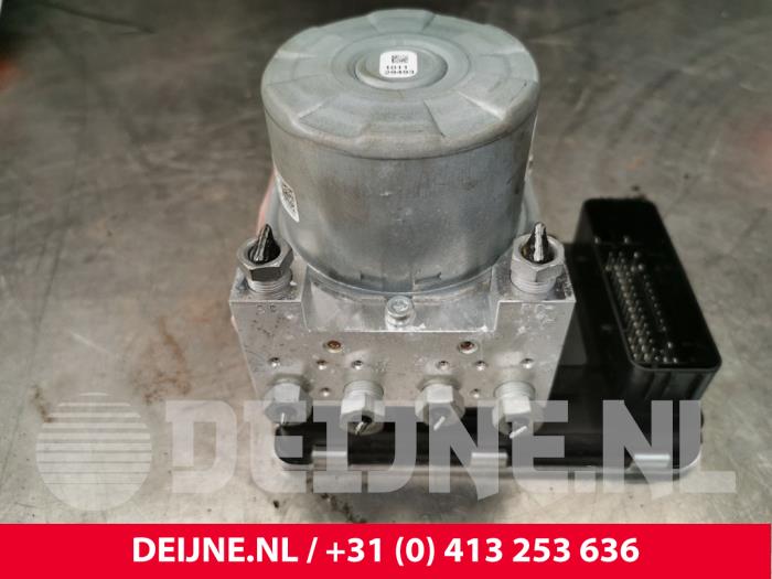 Gebruikte ABS Pomp Volvo V60 II (ZW) 2.0 D4 16V Prijs € 450,00 Margeregeling aangeboden door van Deijne Onderdelen Uden B.V.