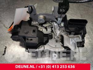 Gebruikte Deurslot Mechaniek 4Deurs links-voor Volvo V60 II (ZW) 2.0 D4 16V Prijs op aanvraag aangeboden door van Deijne Onderdelen Uden B.V.